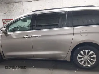 2018 Chrysler Pacifica Touring Plus z VIN 2C4RC1FG1JR278437, wystawiony jako IAAI lot #41911660 z przebiegiem 125 381 mil mil oraz . Historia ofert i sprzedaży dostępna na DreamBid. Obrazek 14.