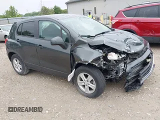 2020 Chevrolet Trax LS z VIN 3GNCJKSB3LL169352, wystawiony jako IAAI lot #42265216 z przebiegiem 19 926 mil mil oraz . Historia ofert i sprzedaży dostępna na DreamBid. Obrazek 1.