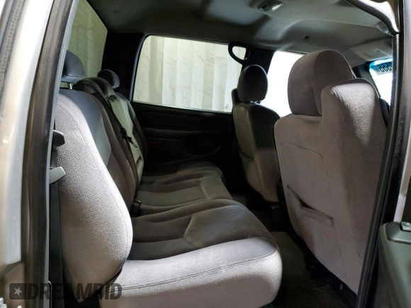 2006 GMC Sierra 1500 SLE1 z VIN 2GTEK13T861139933, wystawiony jako Copart lot #61262555 z przebiegiem 177 247 mil mil oraz Czysty tytuł • Clean title. Historia ofert i sprzedaży dostępna na DreamBid. Obrazek 10.