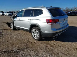 2018 Volkswagen Atlas SE with VIN 1V2DR2CA5JC533628, listed as a IAAI auction lot 40849747 with 109,838 mi miles and . Bid and sale history available at DreamBid. Image 3.