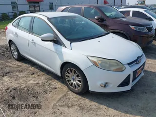 2012 Ford Focus SE z VIN 1FAHP3F21CL192126, wystawiony jako IAAI lot #42598631 z przebiegiem 125 741 mil mil oraz . Historia ofert i sprzedaży dostępna na DreamBid. Obrazek 1.