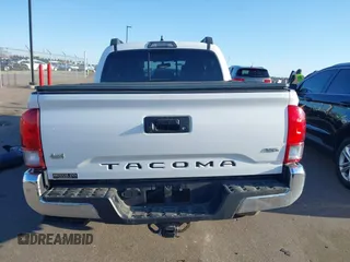 2017 Toyota Tacoma SR5 z VIN 3TMCZ5AN9HM061737, wystawiony jako IAAI lot #41959420 z przebiegiem 86 395 mil mil oraz . Historia ofert i sprzedaży dostępna na DreamBid. Obrazek 16.