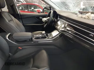 2024 Audi Q7 Premium Plus z VIN WA1LCBF71RD004059, wystawiony jako IAAI lot #42049719 z przebiegiem 10 651 mil mil oraz . Historia ofert i sprzedaży dostępna na DreamBid. Obrazek 5.