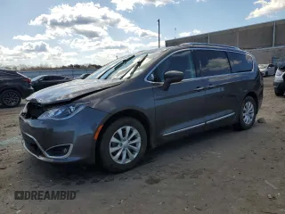 2018 Chrysler Pacifica Touring L z VIN 2C4RC1BGXJR142653, wystawiony jako Copart lot #50708575 z przebiegiem 136 816 mil mil oraz Szkody całkowita. Historia ofert i sprzedaży dostępna na DreamBid. Obrazek 1.
