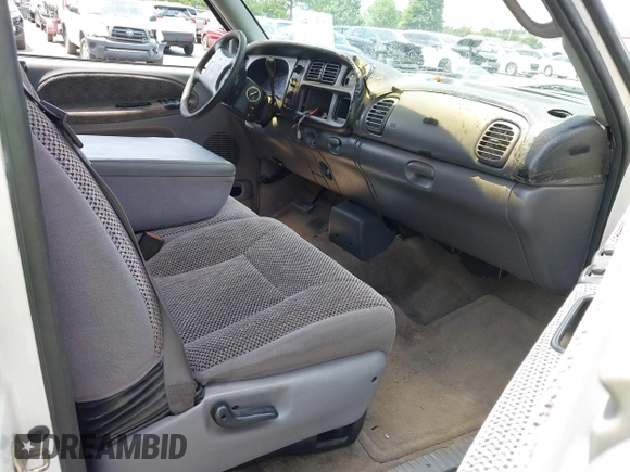 1999 Dodge 1500 z VIN 3B7HC13Z3XM535941, wystawiony jako IAAI lot #42174202 z przebiegiem 169 349 mil mil oraz . Historia ofert i sprzedaży dostępna na DreamBid. Obrazek 5.
