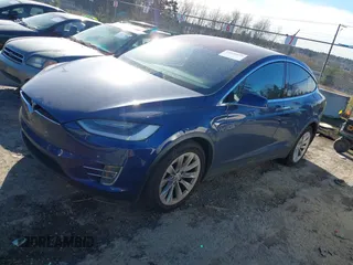 2017 Tesla Model X 90D z VIN 5YJXCBE21HF076514, wystawiony jako IAAI lot #41559020 z przebiegiem 108 573 mil mil oraz . Historia ofert i sprzedaży dostępna na DreamBid. Obrazek 2.
