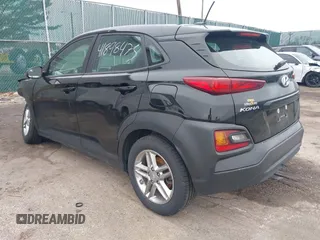 2021 Hyundai Kona SE z VIN KM8K1CAA8MU738427, wystawiony jako IAAI lot #41898475 z przebiegiem 53 112 mil mil oraz . Historia ofert i sprzedaży dostępna na DreamBid. Obrazek 3.