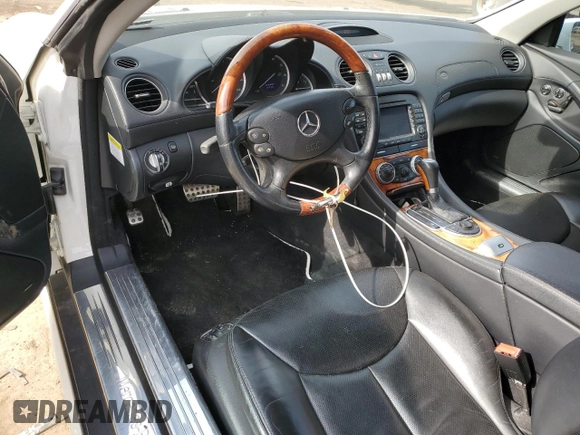 2008 Mercedes-Benz SL 550 z VIN WDBSK71F28F138337, wystawiony jako Copart lot #46896265 z przebiegiem 86 717 mil mil oraz Szkoda całkowita • Salvage title. Historia ofert i sprzedaży dostępna na DreamBid. Obrazek 8.