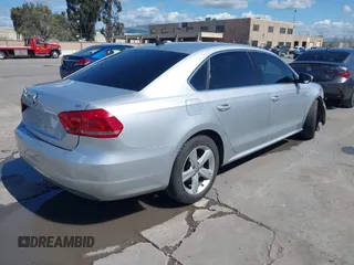 2012 Volkswagen Passat SE z VIN 1VWBP7A36CC068499, wystawiony jako IAAI lot #41932731 z przebiegiem 208 896 mil mil oraz . Historia ofert i sprzedaży dostępna na DreamBid. Obrazek 4.