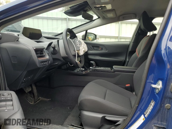 2024 Toyota Prius SE z VIN JTDACACU4R3026029, wystawiony jako Copart lot #55515735 z przebiegiem 14 215 mil mil oraz Szkoda całkowita • Salvage title. Historia ofert i sprzedaży dostępna na DreamBid. Obrazek 7.