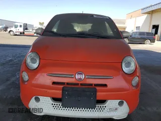 2014 FIAT 500e z VIN 3C3CFFGE3ET225298, wystawiony jako Copart lot #58090645 z przebiegiem 77 820 mil mil oraz Tytuł czysty. Historia ofert i sprzedaży dostępna na DreamBid. Obrazek 5.