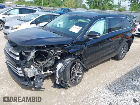 2018 Toyota Highlander LE z VIN 5TDBZRFH7JS889068, wystawiony jako IAAI lot #42220960 z przebiegiem 139 106 mil mil oraz . Historia ofert i sprzedaży dostępna na DreamBid. Obrazek 2.