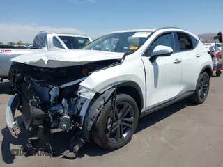 2025 Lexus NX 450h+ Luxury z VIN JTJHKCFZ0S2057811, wystawiony jako IAAI lot #42369138 z przebiegiem 1 962 mil mil oraz . Historia ofert i sprzedaży dostępna na DreamBid. Obrazek 18.