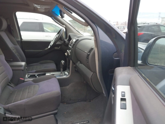 2005 Nissan Pathfinder LE with VIN 5N1AR18WX5C767882, listed as a IAAI auction lot 41867115 with 216,147 mi miles. Bid and sale history available at carsss.com. Image 5.
