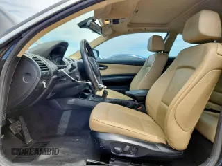 2012 BMW 1 Series 128i z VIN WBAUP7C56CVP22820, wystawiony jako Copart lot #56007435 z przebiegiem 75 161 mil mil oraz Czysty tytuł • Clean title. Historia ofert i sprzedaży dostępna na DreamBid. Obrazek 7.