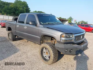 2004 GMC Sierra 2500HD Work Truck z VIN 1GTHK23294F184167, wystawiony jako IAAI lot #42321769 z przebiegiem 234 612 mil mil oraz . Historia ofert i sprzedaży dostępna na DreamBid. Obrazek 1.