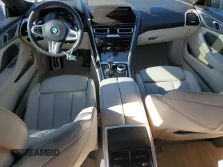 2022 BMW 8 Series M850i z VIN WBAGV8C08NCK07510, wystawiony jako Copart lot #84925344 z przebiegiem 16 955 mil mil oraz Szkody całkowita. Historia ofert i sprzedaży dostępna na DreamBid. Obrazek 8.