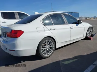 2015 BMW 3 Series 320i xDrive z VIN WBA3C3C55FK202033, wystawiony jako IAAI lot #41763644 z przebiegiem 90 816 mil mil oraz . Historia ofert i sprzedaży dostępna na DreamBid. Obrazek 13.