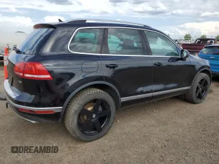 2015 Volkswagen Touareg Sport z VIN WVGEF9BP3FD004771, wystawiony jako Copart lot #58668125 z przebiegiem 64 422 mil mil oraz Czysty tytuł • Clean title. Historia ofert i sprzedaży dostępna na DreamBid. Obrazek 3.