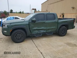 2022 Nissan Frontier Pro-4X z VIN 1N6ED1EKXNN602213, wystawiony jako Copart lot #56967775 z przebiegiem 32 937 mil mil oraz Szkody całkowita. Historia ofert i sprzedaży dostępna na DreamBid. Obrazek 1.