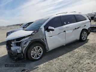2024 Toyota Sienna Platinum z VIN 5TDESKFC5RS114762, wystawiony jako Copart lot #47313015 z przebiegiem 56 866 mil mil oraz Szkody całkowita. Historia ofert i sprzedaży dostępna na DreamBid. Obrazek 1.