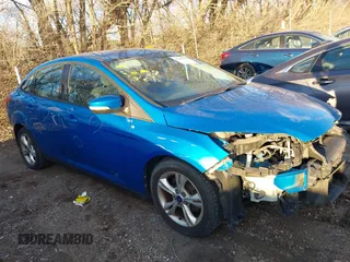2013 Ford Focus SE z VIN 1FADP3F27DL351375, wystawiony jako IAAI lot #41247689 z przebiegiem 141 702 mil mil oraz . Historia ofert i sprzedaży dostępna na DreamBid. Obrazek 1.