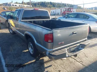 2001 GMC Sonoma SLS w/1SG Pkg with VIN 1GTCS19W818237097, listed as a IAAI auction lot 41745396 with Not Provided miles. Bid and sale history available at carsss.com. Image 3.