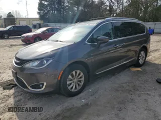2018 Chrysler Pacifica Touring L z VIN 2C4RC1BG0JR204609, wystawiony jako Copart lot #43437425 z przebiegiem 152 984 mil mil oraz Szkody całkowita. Historia ofert i sprzedaży dostępna na DreamBid. Obrazek 1.