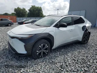 2025 Toyota bZ4X XLE z VIN JTMAAAAA4SA055322, wystawiony jako Copart lot #60973145 z przebiegiem 4 121 mil mil oraz Nie do naprawy • Non repairable. Historia ofert i sprzedaży dostępna na DreamBid. Obrazek 1.