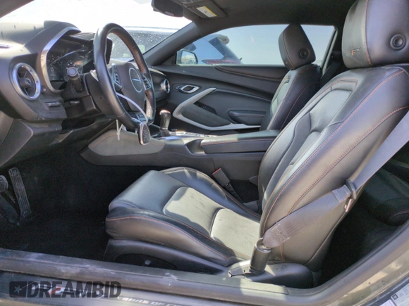 2017 Chevrolet Camaro 2LT z VIN 1G1FC1RS4H0110131, wystawiony jako Copart lot #52154175 z przebiegiem 95 384 mil mil oraz Szkoda całkowita • Salvage title. Historia ofert i sprzedaży dostępna na DreamBid. Obrazek 7.