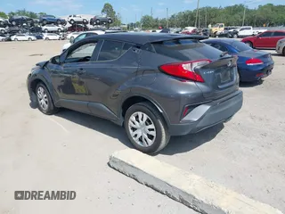 2020 Toyota C-HR LE z VIN NMTKHMBX4LR111797, wystawiony jako IAAI lot #42122726 z przebiegiem 62 138 mil mil oraz . Historia ofert i sprzedaży dostępna na DreamBid. Obrazek 3.