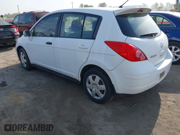 2008 Nissan Versa S z VIN 3N1BC13E48L380605, wystawiony jako IAAI lot #42075458 z przebiegiem 216 340 mil mil oraz . Historia ofert i sprzedaży dostępna na DreamBid. Obrazek 3.