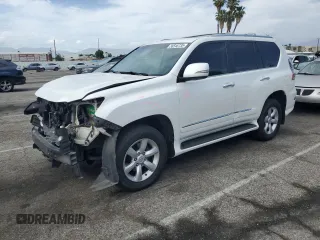 2015 Lexus GX 460 z VIN JTJBM7FX7F5095790, wystawiony jako Copart lot #56546735 z przebiegiem 149 272 mil mil oraz Szkody całkowita. Historia ofert i sprzedaży dostępna na DreamBid. Obrazek 1.