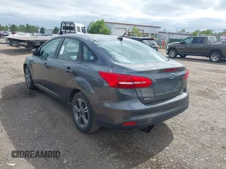 2018 Ford Focus SE z VIN 1FADP3FE5JL228583, wystawiony jako IAAI lot #42313614 z przebiegiem 84 240 mil mil oraz . Historia ofert i sprzedaży dostępna na DreamBid. Obrazek 3.