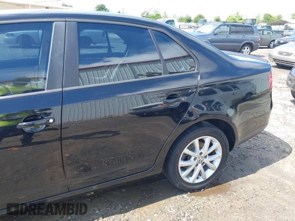 2010 Volkswagen Jetta Limited Edition z VIN 3VWAX7AJXAM128855, wystawiony jako IAAI lot #42355754 z przebiegiem 131 845 mil mil oraz . Historia ofert i sprzedaży dostępna na DreamBid. Obrazek 12.