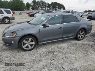 2013 Volkswagen Passat SE z VIN 1VWBP7A35DC111179, wystawiony jako Copart lot #55122055 z przebiegiem 260 030 mil mil oraz Szkoda całkowita • Salvage title. Historia ofert i sprzedaży dostępna na DreamBid. Obrazek 1.