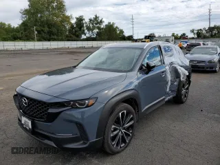 2023 Mazda CX-50 S Premium Plus z VIN 7MMVABEMXPN102316, wystawiony jako Copart lot #60009812 z przebiegiem 4 876 mil mil oraz . Historia ofert i sprzedaży dostępna na DreamBid. Obrazek 2.