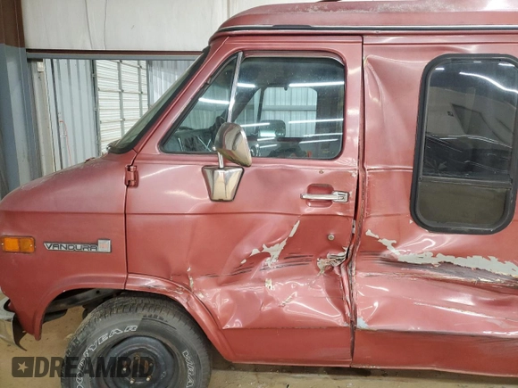 1984 GMC Van z VIN 1GTEG25H4E7502536, wystawiony jako Copart lot #47927325 z przebiegiem 221 722 mil mil oraz Szkody całkowita. Historia ofert i sprzedaży dostępna na DreamBid. Obrazek 7.