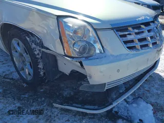 2006 Cadillac DTS 1SC z VIN 1G6KD57Y86U102513, wystawiony jako IAAI lot #41607409 z przebiegiem 102 438 mil mil oraz . Historia ofert i sprzedaży dostępna na DreamBid. Obrazek 6.