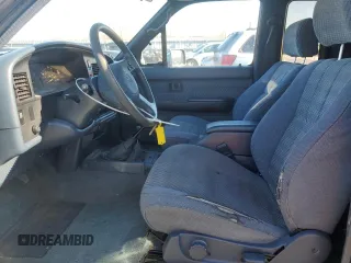 1993 Toyota Pickup SR5 z VIN JT4VN13G0P5124241, wystawiony jako Copart lot #44253055 z przebiegiem 254 494 mil mil oraz Szkoda całkowita • Salvage title. Historia ofert i sprzedaży dostępna na DreamBid. Obrazek 7.