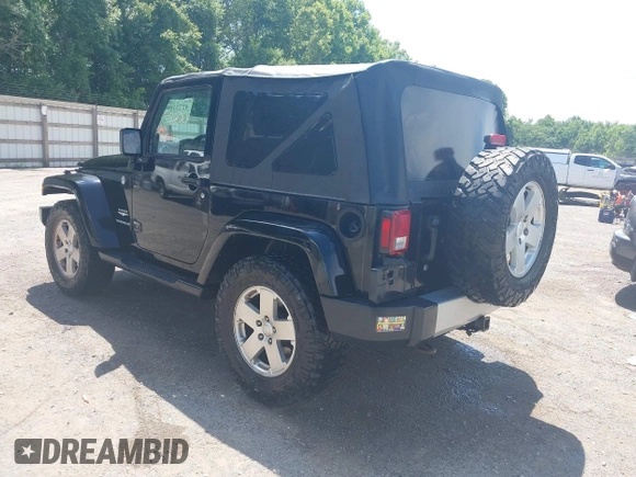 2010 Jeep Wrangler Sahara z VIN 1J4AA5D16AL110711, wystawiony jako IAAI lot #42751095 z przebiegiem 266 079 mil mil oraz . Historia ofert i sprzedaży dostępna na DreamBid. Obrazek 3.