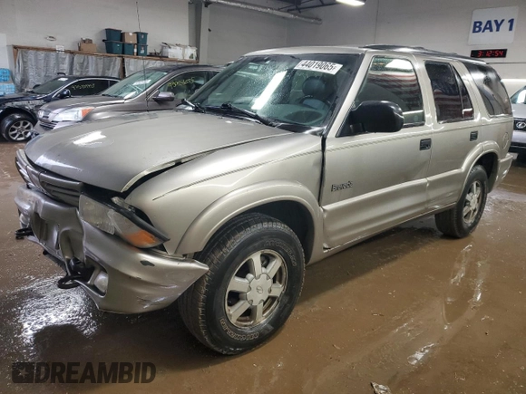 2001 Oldsmobile Bravada z VIN 1GHDT13W212196750, wystawiony jako Copart lot #44019065 z przebiegiem 126 878 mil mil oraz Szkody całkowita. Historia ofert i sprzedaży dostępna na DreamBid. Obrazek 1.