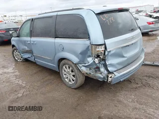2013 Chrysler Town & Country Touring z VIN 2C4RC1BG7DR808372, wystawiony jako IAAI lot #41752640 z przebiegiem 91 112 mil mil oraz . Historia ofert i sprzedaży dostępna na DreamBid. Obrazek 3.