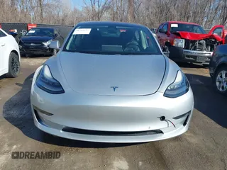 2018 Tesla Model 3 Long Range Battery z VIN 5YJ3E1EB3JF117007, wystawiony jako IAAI lot #41753572 z przebiegiem 82 444 mil mil oraz . Historia ofert i sprzedaży dostępna na DreamBid. Obrazek 12.