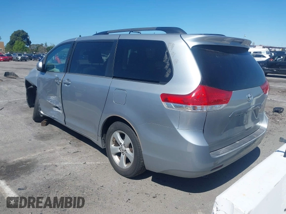 2014 Toyota Sienna LE AAS z VIN 5TDKK3DC9ES453868, wystawiony jako IAAI lot #41816259 z przebiegiem 169 468 mil mil oraz . Historia ofert i sprzedaży dostępna na DreamBid. Obrazek 3.