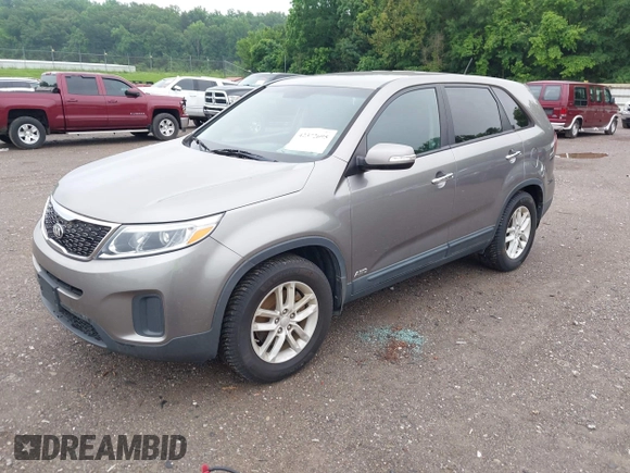 2014 Kia Sorento LX z VIN 5XYKTCA63EG503298, wystawiony jako IAAI lot #42372695 z przebiegiem 106 711 mil mil oraz . Historia ofert i sprzedaży dostępna na DreamBid. Obrazek 2.