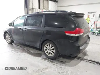 2012 Toyota Sienna XLE AAS z VIN 5TDYK3DC2CS197032, wystawiony jako IAAI lot #41942666 z przebiegiem 304 582 mil mil oraz . Historia ofert i sprzedaży dostępna na DreamBid. Obrazek 3.