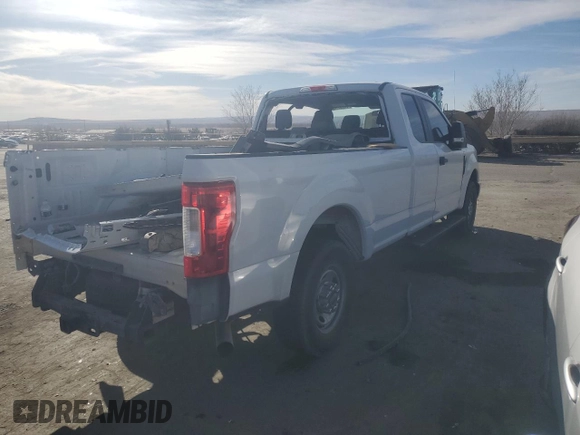 2018 Ford F-250 XL with VIN 1FT7X2A69JEC57624, listed as a Copart auction lot 44233185 with 158,640 mi miles and Salvage title. Bid and sale history available at DreamBid. Image 3.