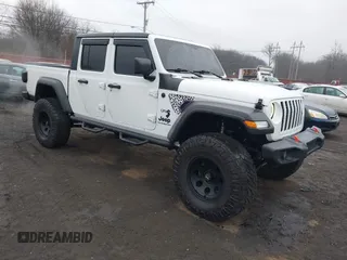 2020 Jeep Gladiator Sport S z VIN 1C6HJTAG0LL129461, wystawiony jako IAAI lot #41464713 z przebiegiem 66 625 mil mil oraz . Historia ofert i sprzedaży dostępna na DreamBid. Obrazek 1.
