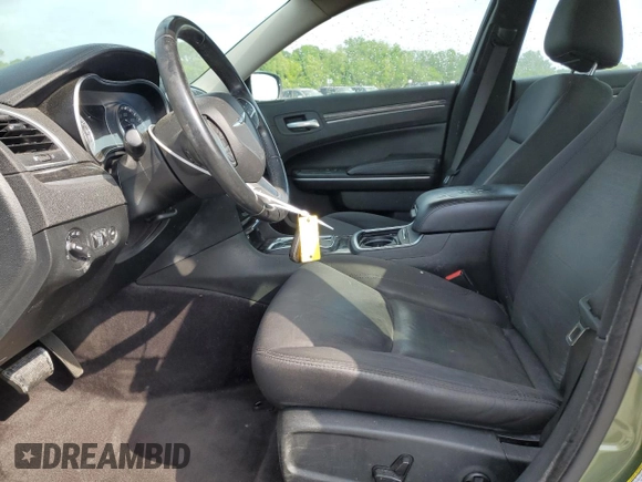 2018 Chrysler 300 Touring L z VIN 2C3CCAAG4JH340405, wystawiony jako Copart lot #55503225 z przebiegiem Nie podano mil oraz Szkody całkowita. Historia ofert i sprzedaży dostępna na DreamBid. Obrazek 7.